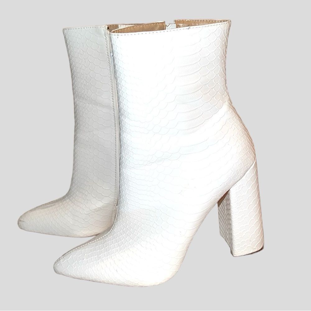 Pretty little thing cute white faux snake skin design! - Picture 3 of 7